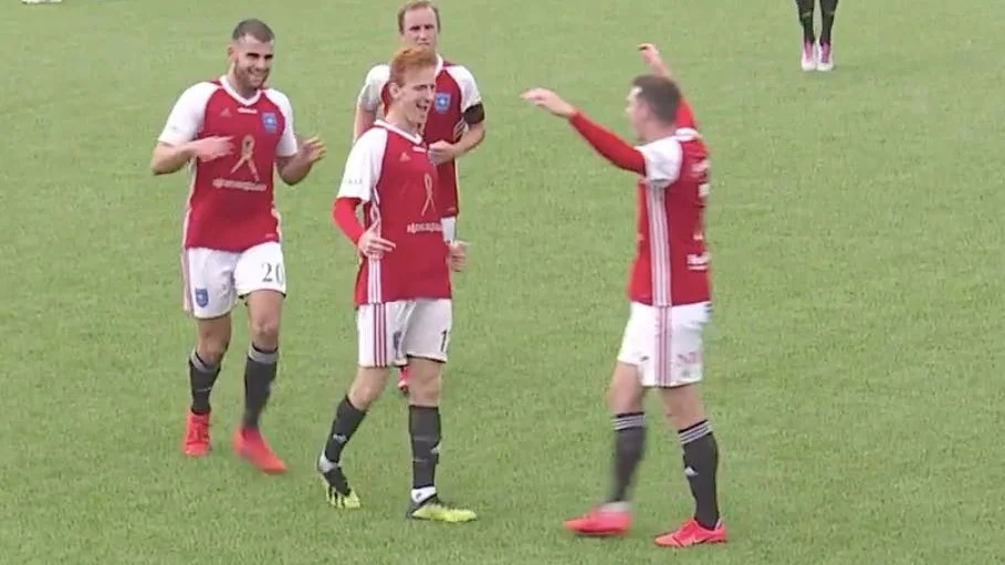 Här firar Jakub Kus sitt drömmål med sina nya lagkamrater i Skärblacka.