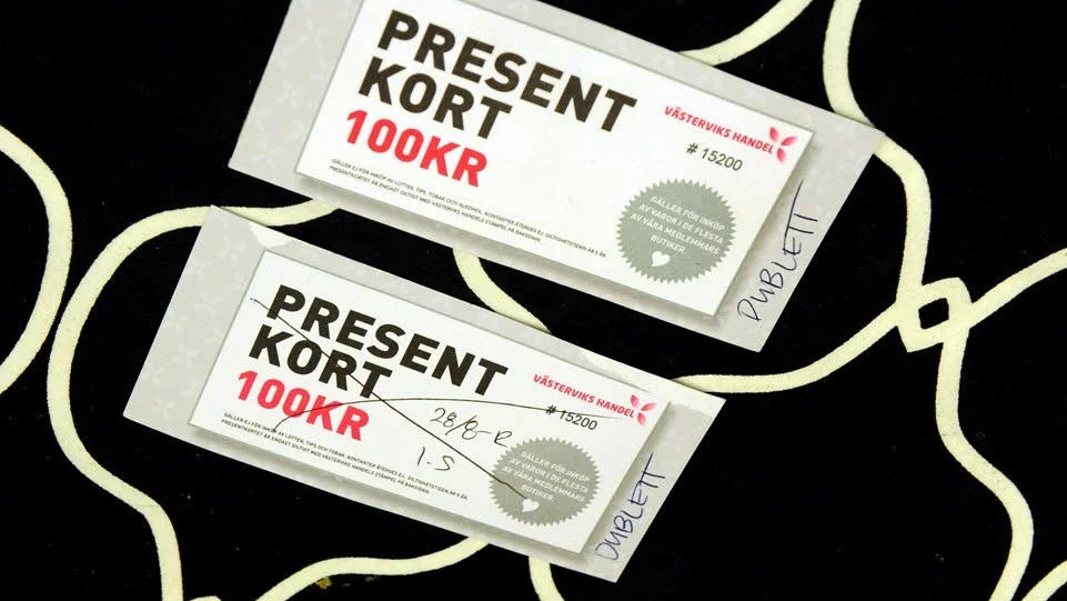 Presentkort. ARN ger en kund rätt som har anmält Västerviks handel efter att de gjort presentkort ogiltiga.