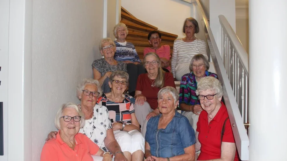 Elva tjejer i trappen som gick upp till deras rum.  Kerstin Gustavsson, Göteborg, Gunnel Jonsson, Malung, Birgitta Olsson, Helsingborg, Gunnel Larsson, Getinge, Leila Dahlberg, Håksvik, Marianne Söderberg, Stockholm, Ingegerd Dockberg, Åtvidaberg, Birgitta Simonson, Kättilstad, Marianne Littorin, Valdemarsvik, Ulla Olsson, Sjöbo, Anna-Märta Ottosson, Vadstena,