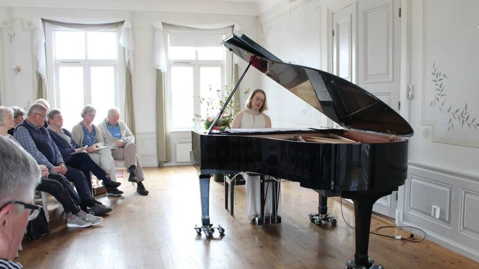 Piano. Anna Christensson spelade under första halvan av konserten svensk modern pianomusik.