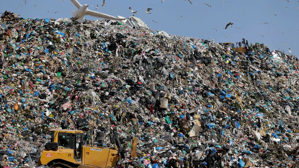 En av alla soptippar innehållandes de miljontals ton plast som FN kommit överens om att skriva avtal för att få bukt med. Den här finns i Grekland. Arkivbild.