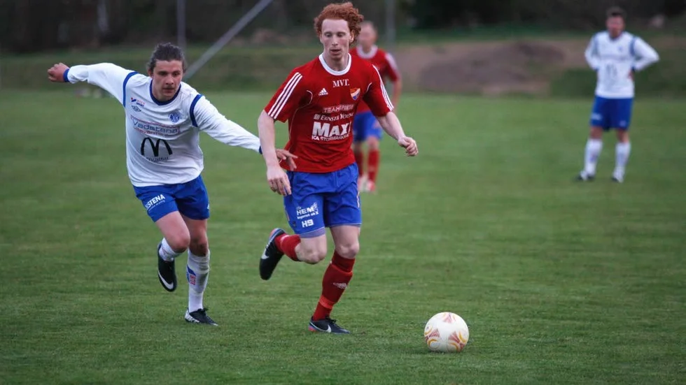 MÅLSKYTT. Johan Rosenqvist gjorde ett av målen när Boren vann division 3-premiären. 2–1 blev det i en dramatisk match mot Malmslätt.