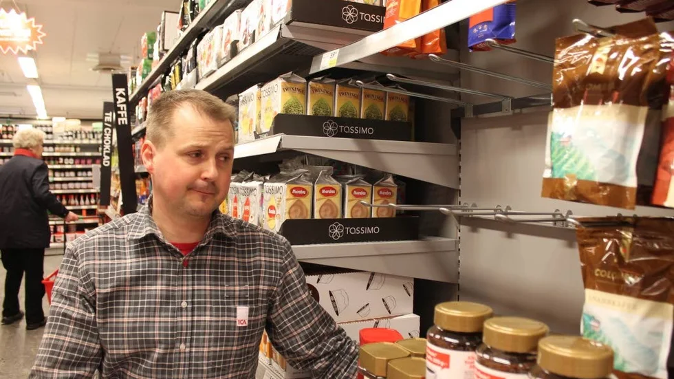 Christian Karlsson konstaterar att det saknas flera påsar snabbkaffe i hyllan, kaffe som stulits från butiken.