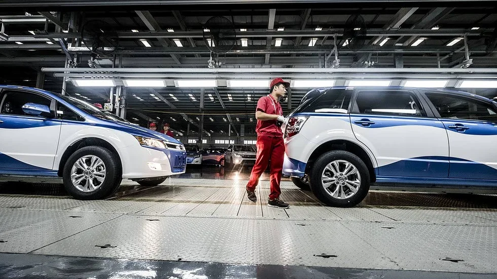 Framtiden? Elbilar som tillverkas av företaget Build Your Dream (BYD) i Kina. Det säljs lika många elbilar i Kina som i resten av världen.