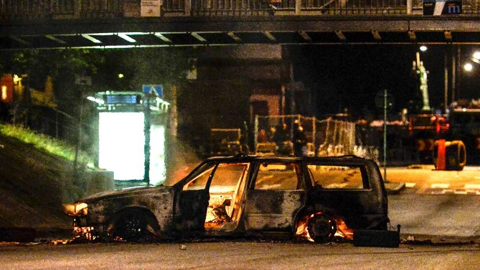 Stockholm. Bilbränder och stenkastning har blivit vanligt förekommande också i Sverige.