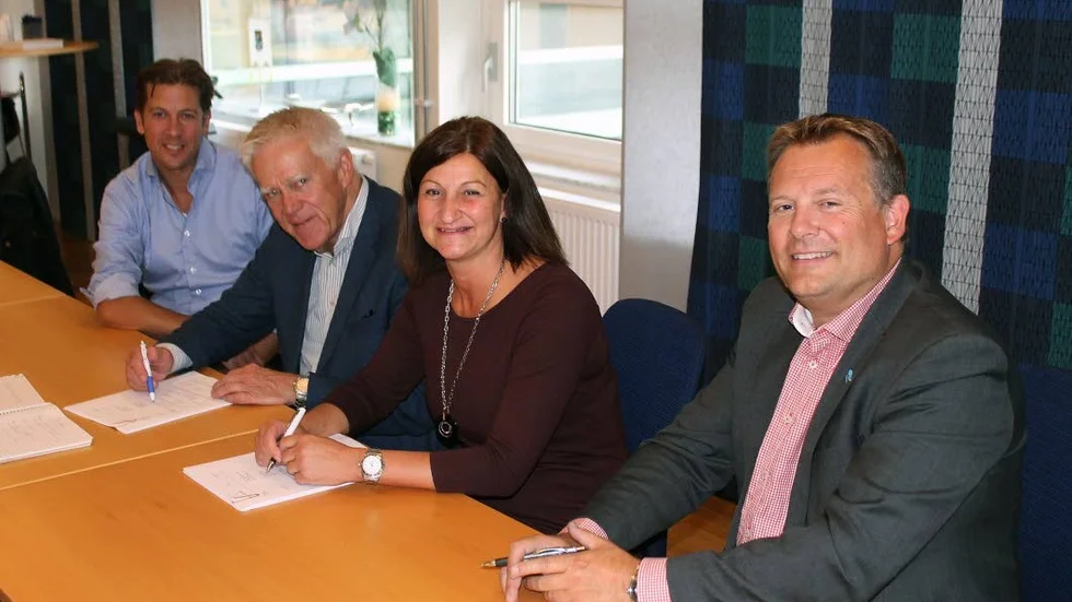 Joakim Ljungqvist och Lars Samuelsson från Tillväxt Motala tillsammans med kommunpolitikerna Camilla Egberth och Peter Ingesson.