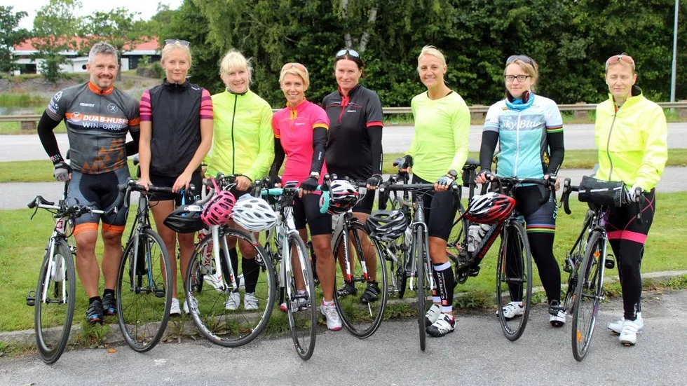 Tjejklunga. Från vänster ses Jonas Augustsson, Linnea Ullman, Louise Ström, Desiree Hukkila, Åsa Palm, Camilla Lindersson, Maria Åkerö och Susanne Lagergren Gross inför cykelturen till Lofta.