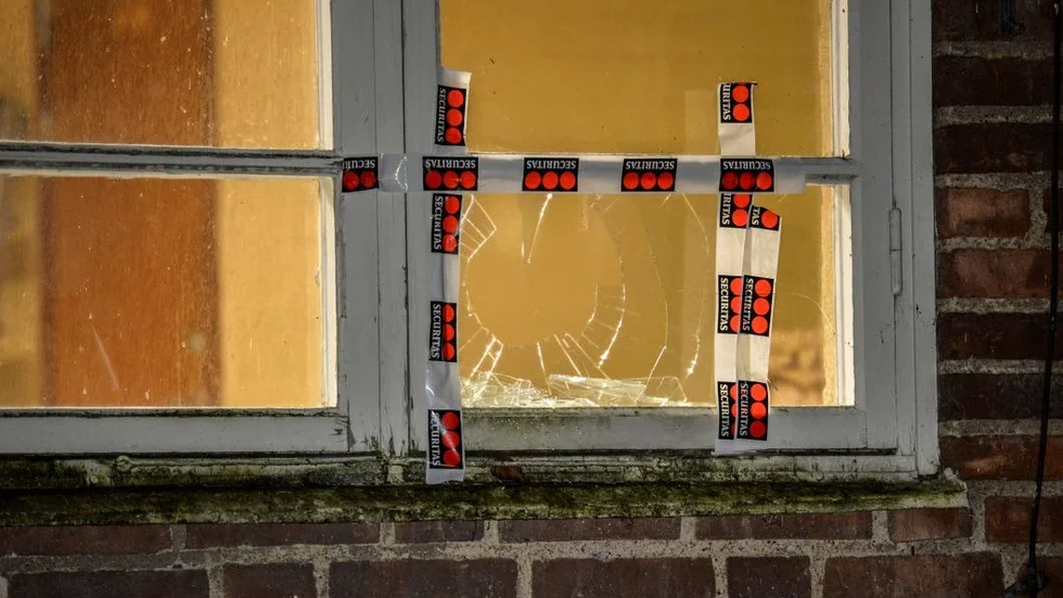 Fönster. Ett krossat fönster räckte för att stjäla en dator från en förskola i Motala. Polisen uppmanar nu skolor, företag och liknande att tänka mer på stöldsäkerhet. Stöldbegärliga saker bör inte lämnas synligt från fönster under natten.