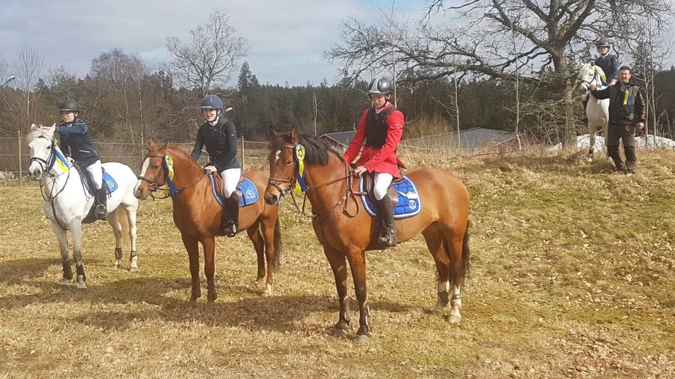 Felfri. Natalie Karlfeldt Ekberg var felfri i hoppningen. Här tillsammans med Jennifer Damberg och Lukas Lorin.
