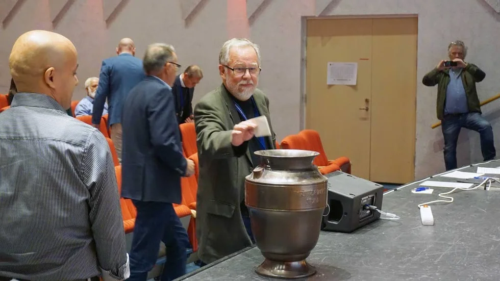 Björn Holgersson (L) la sin röst på partikollegan Thorén. Liksom en majoritet i fullmäktige. Debattörerna förklarar att deras val aldrig stod mellan några block, utan att de röstade på den person de tyckte var bäst lämpad för posten.