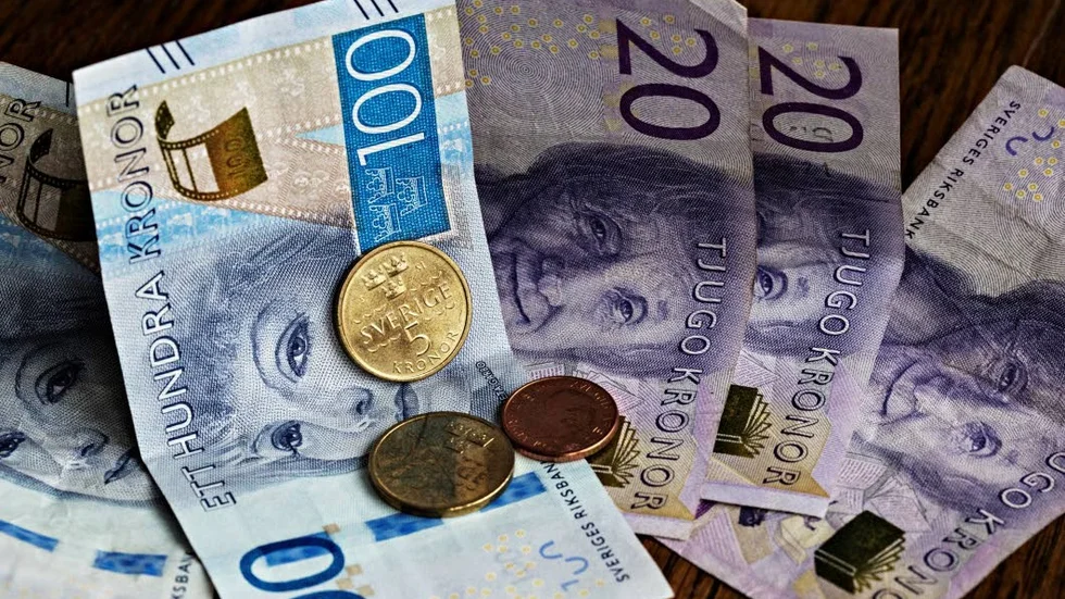 Att ta bort kontanthanteringen i samhället sparar stora pengar åt bankerna, menar insändarskribenten.