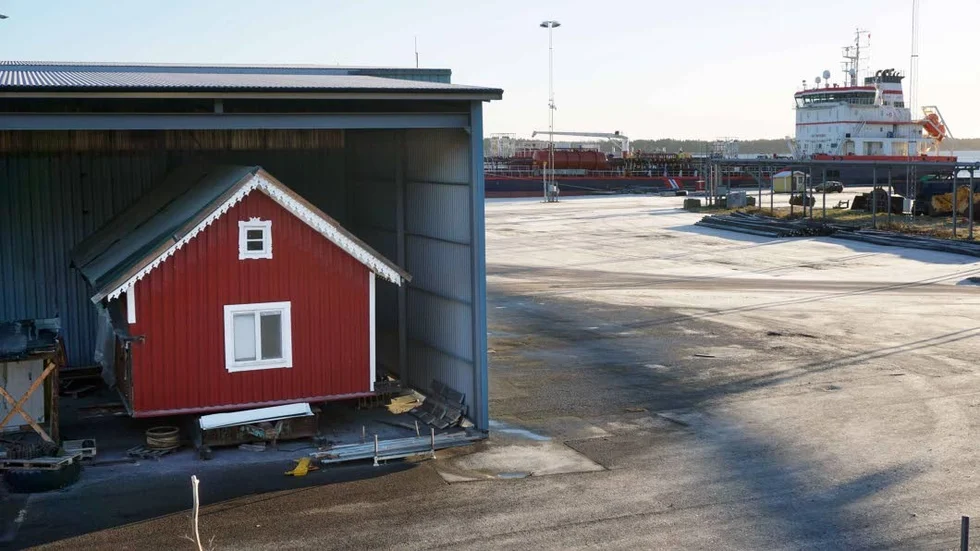 Brovaktarstugan står under tak i hamnen på Lucerna. Det är fortfarande okänt var stugan ska placeras.