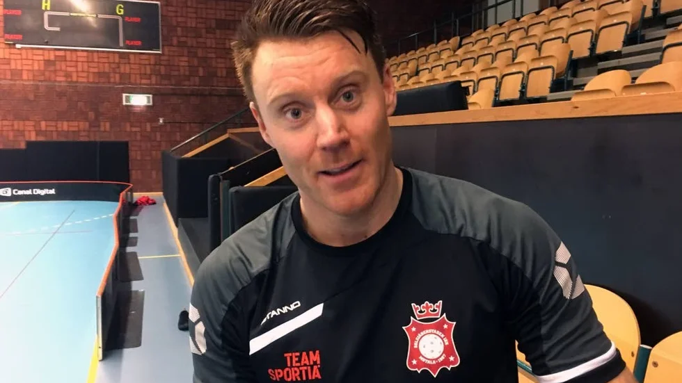 FÖRSÖKER. Solfjäderstadens ledargestalt Fredrik Ählström försöker spela i ettan, trots sin knäskada. Närmast hemmamatch mot Tyresö Trollbäcken på söndag.