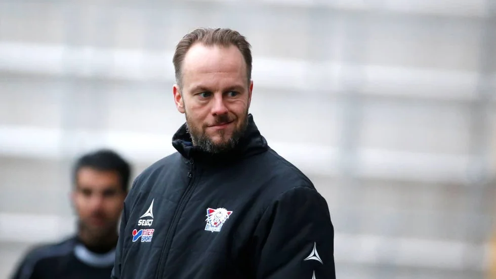 Linköpings FC riskerar att få avlöna sparkade tränaren Marcus Walfridson november ut om inte parterna kommer överens.