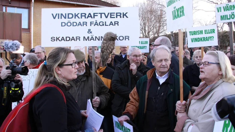 Horn- och Hycklingebor berörs mest av en vindkraftspark i Gröninge-området. Bilden är från en demonstration i samband med ett  sammanträde i Kinda kommunfullmäktige våren 2014.