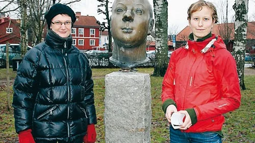 Pia Löfrgen och Lisa Ugarph på Eksjö Museum bjuder in till en konstvandring bland Eksjös offentliga konst på söndag. "Monumentalt huvud" har nyligen flyttats till Finlandsparken i Eksjö. Den är gjord i brons och tillverkades 1977 av Thomas Qvarsebo, Stockholm.