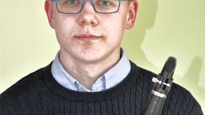 Tristan Dettke får allsångsföreningens stipendie.