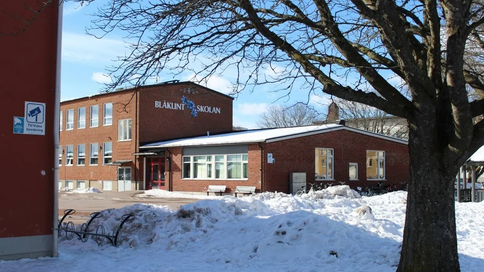 Åtgärder kommer. Blåklintskolan måste få bättre akustik och nya ytskikt, kräver miljökontoret.