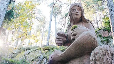 Föreningen Kulturkraft i Norra Tjust har gett sitt stöd till konstnären Jan Pol, Jerzy Przybyl, som för fyra år sedan skapade allt detta.
