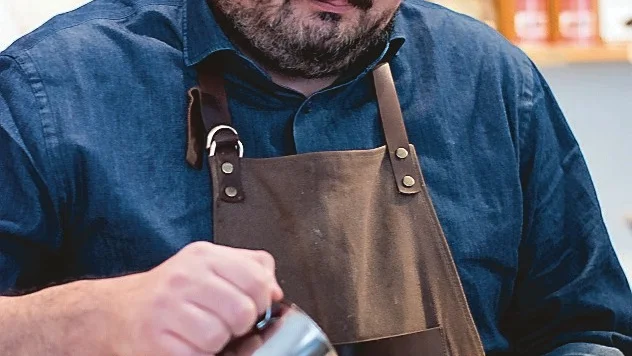 Simon Seropian gör kaffet på de finaste kaffebönorna som kommer direkt från småskaliga bönder. Foto: Emma Garzon