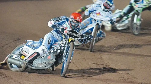 Fredrik Lindgren och Rune Holta (etta och tvåa i bild) tar en "femetta" i heat sex. Dackarna vann sedan med förkrossande 59-31. Foto: Magnus Strömsten