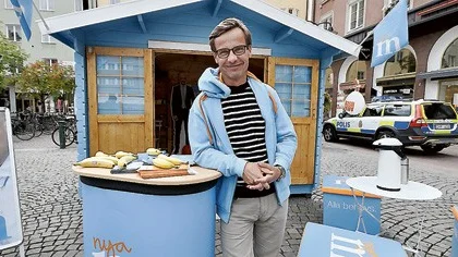 Ulf Kristersson hängde i moderaternas valstuga.