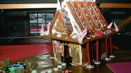 Annorlunda pepparkakshus. Juryn fastnade för kombinationen av thailändsk byggtradition och svenskt material och utsåg templet till vinnare.