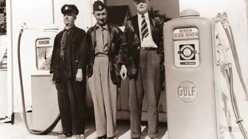 Bensinpumpsnostalgiskt. Här står taxiförarna Olof Flender, Erik "Maja" Karlsson och Erik Liljeblad vid pumparna vid gamla Taxi - uppe vid "taxikrysset" år 1956. En av de där Gulf-pumparna var förmodligen den snabbaste i världen...