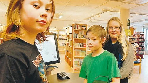 Hjalmar Moell, David Hoffsten och Maja Nilsson går till biblioteket en gång i månaden med skolan.