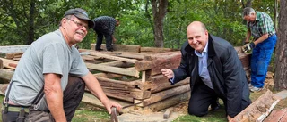 Fähuset byggs upp på nytt stock för stock