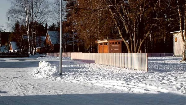 I väntans tider. Här står barnen och väntar på bussen varje dag mellan 30 minuter och en timme.