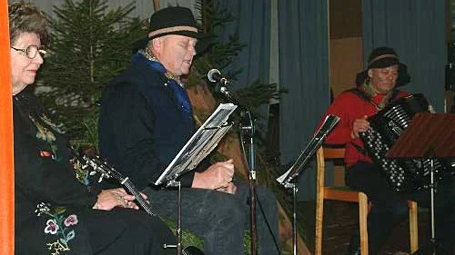 Ett vis- och diktprogram av Dan Andersson framförde Ulla Ekbjörn, John Paulin och Eimer Liberth när Södra Kinda PRO fyllde 40 år. Foto: Lars-Göran Bexell