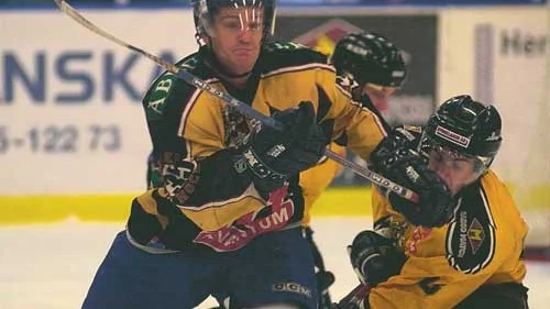 Christmas Teams Tim Dickinson sätter fart, men stoppas av Simon Svensson i VH. Christmas Team vann juldagsmatchen med 7-3. Foto: Magnus Strömsten