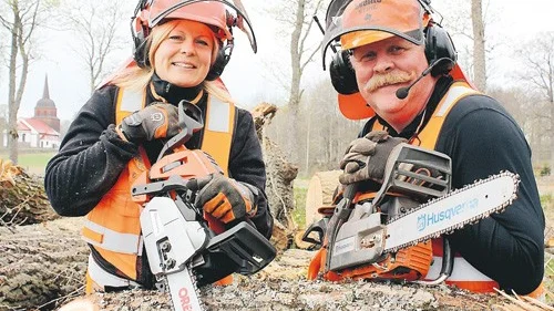 Annette Eilert och Svante Hansson planerar för höstens körkortskurser för motorsåg. "Kraven skärptes i december förra året, det kommer att bli en stor efterfrågan på utbildning", säger Svante Hansson.