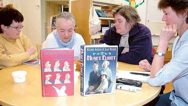 Böckerna stod i fokus när Yvonne Åremalm, t h, försökte ta reda på hur Mörlundaborna vill ha sitt bibliotek i framtiden.