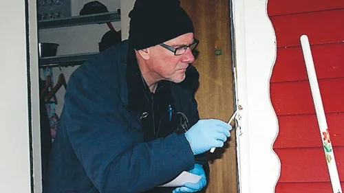Polisinspektör Weine Juneskog är i full färd med att göra en avgjutning av brytmärkena i en av de stugor som drabbades av inbrott natten mot onsdagen.