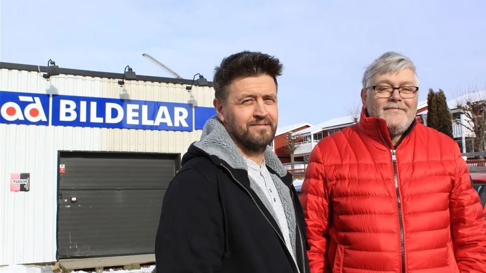 Jonas Frejd, t v, har drivit JF Autodelar på Storgatan i Vimmerby i nästan tio år. Nu har han sålt till Ingemar ”Ingo” Johansson, som tycker att det blir spännande att ge sig in i bildelsbranschen.
