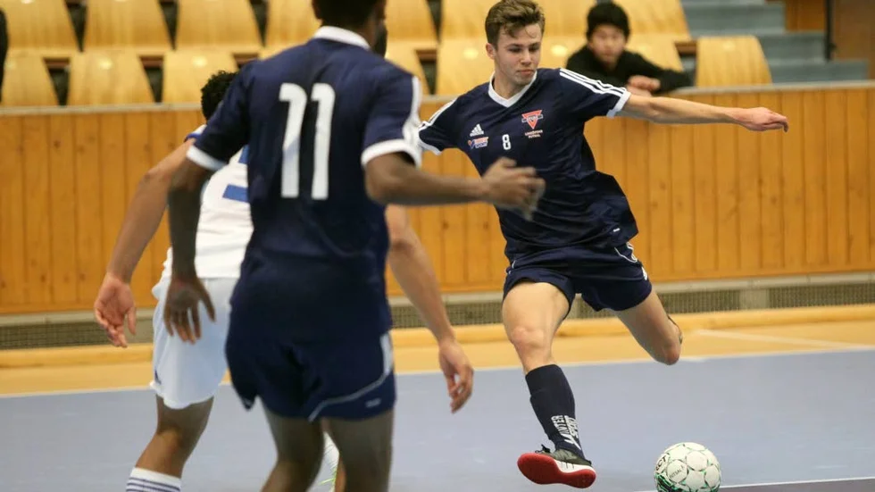 Futsalen ska i vinter bryta in ännu mer i Östergötlands sporthallar. Nya serier och tävlingar startas. Eliten vässas. Men är det bra för fotbollen? undrar Jens Bollius.