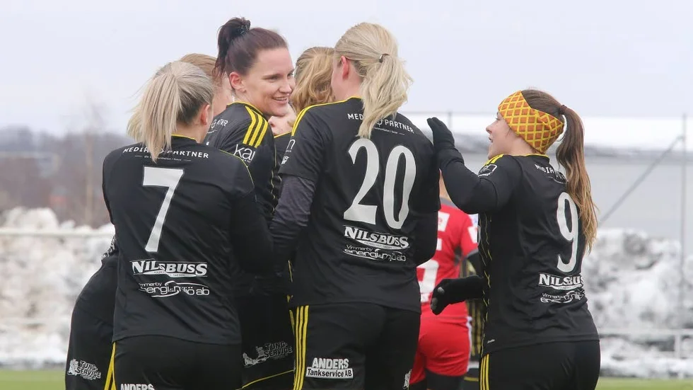 Nathalie Milton, i mitten i bilden, gjorde mål igen på nick.