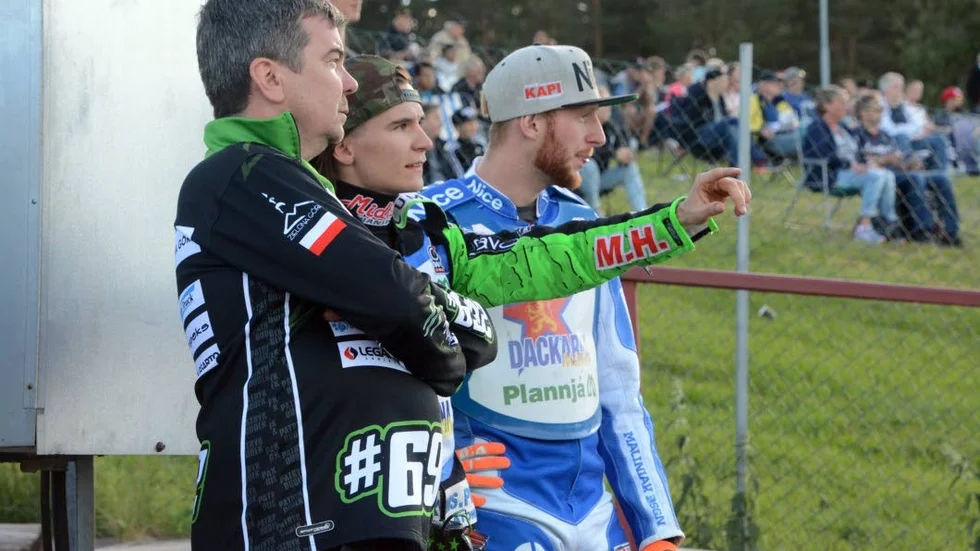 Kacper Gomolski, till höger, har varit utanför Dackarnas startsjua i säsongsinledningen.