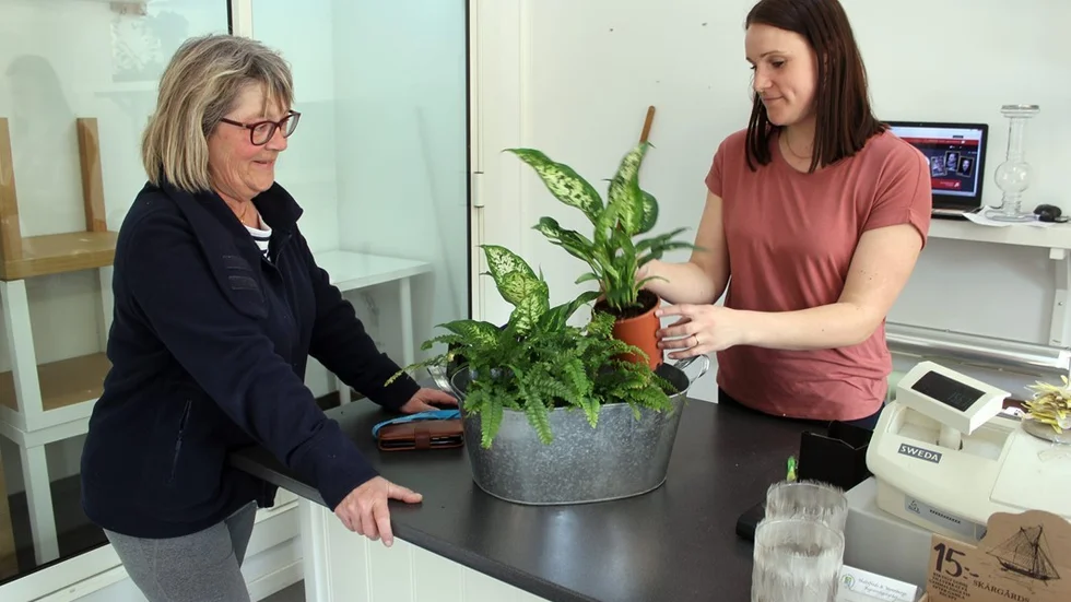 Inger Thel var en av de sista kunderna som handlade i Floraverkstan, innan Hilda Lamberg stängde butiken.
