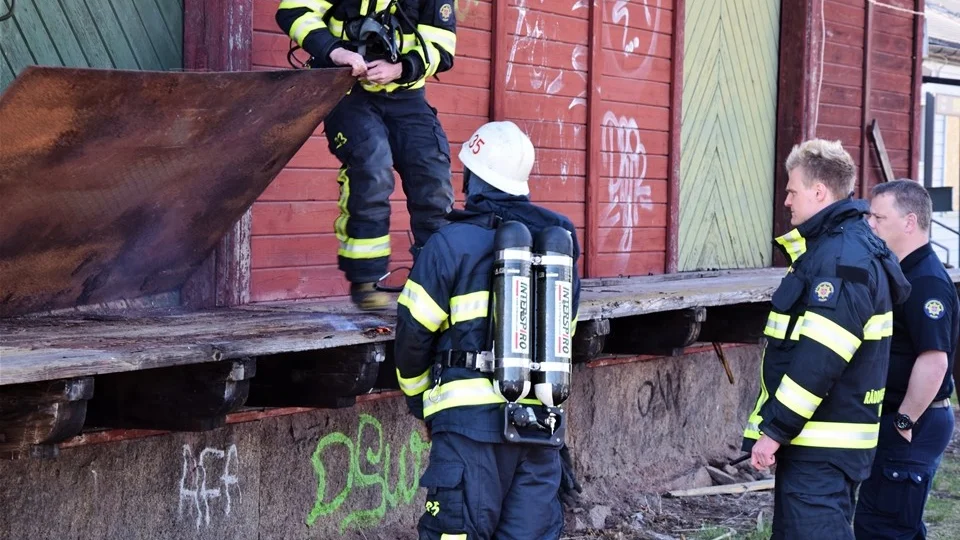Ett snabbt ingripande från räddningstjänsten då det pyrde under en plåt på lastbryggan på godsmagasinet i Kisa. Foto: Morgan Karlsson
