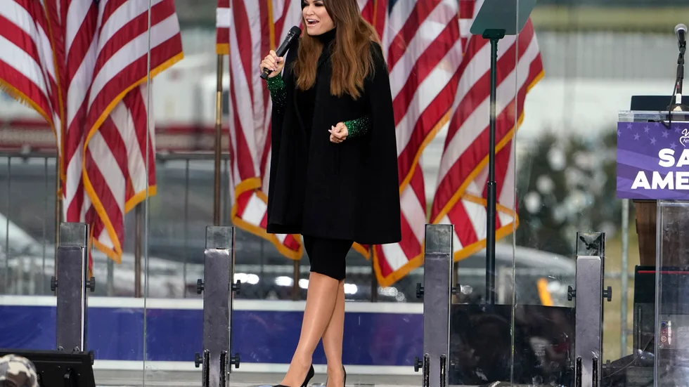 Kimberly Guilfoyle talar vid ett Trumpmöte på årsdagen av stormningen av Kapitolium – 6 januari 2021.