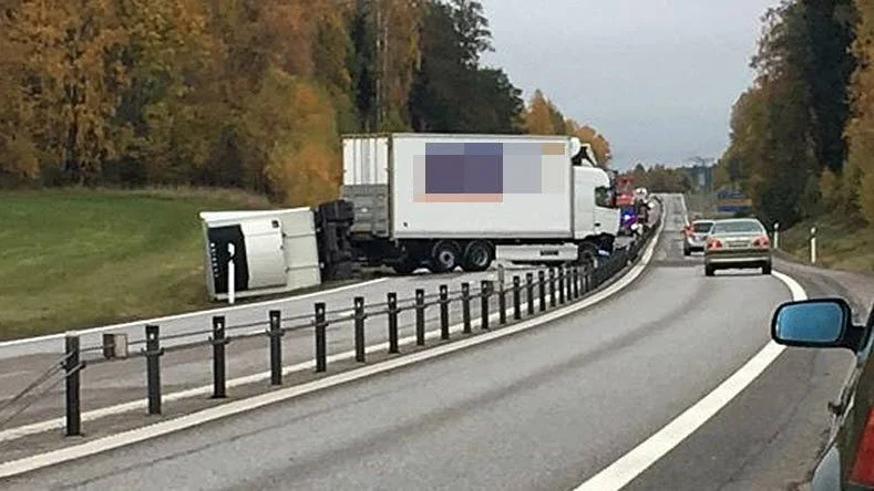 En person omkom och flera skadades vid den svåra trafikolyckan på riksväg 50 norr om Motala.
