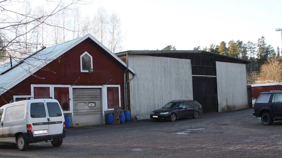Skrotföretaget. Det avvecklades redan på 1980-talet. Byggnaderna används än idag för verkstadsändamål. Ingen koppling finns till föreläggandet som gäller mark.