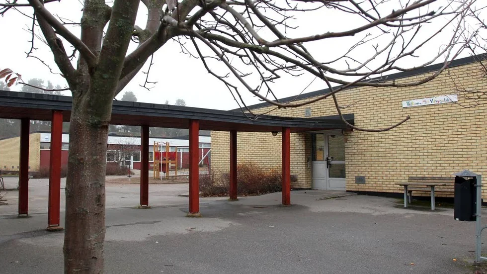 Vidingsjöskolan. Den gamla skolan, som är byggd i omgångar från 1969 och framåt, ska rivas och ersättas av en ny. Men någon rivning före sommarlovet blir det inte.