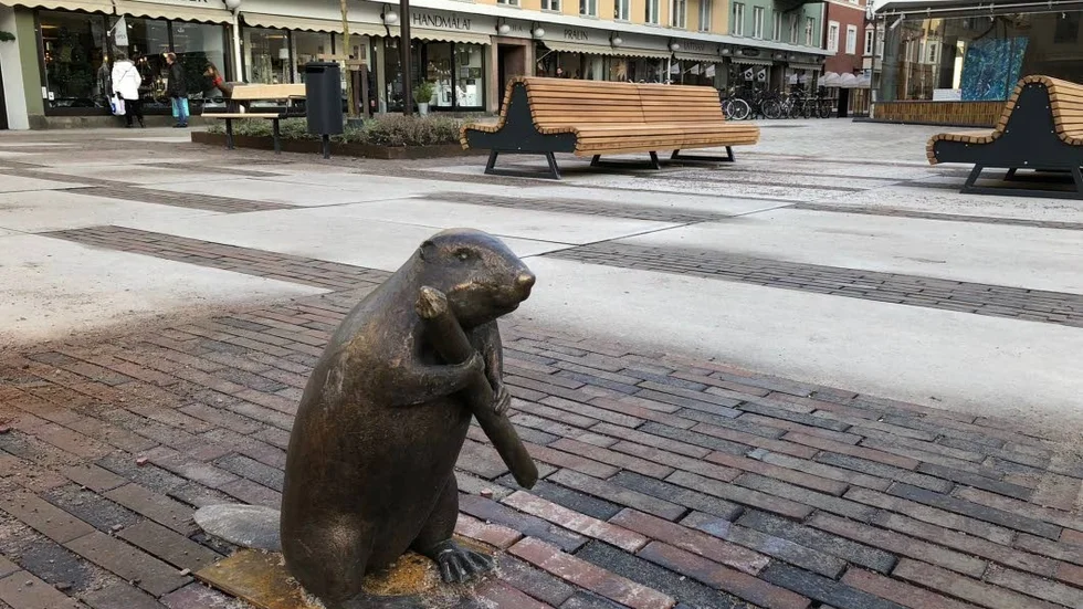 Ombyggt. Skribenten gläds åt Hospitalstorget med dess nya invånare.