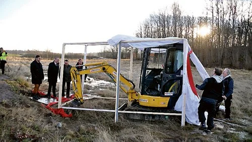 Med hjälp av grävskopan genomförde Muharrem Demirok det första spadtaget för nybyggnationen Åkervindan.