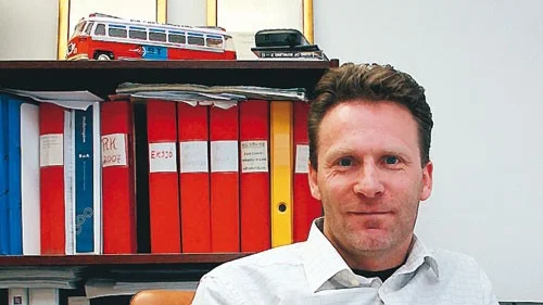 Anders Fransson är vd på Nilsbuss i Vimmerby och han menar att KLT måste sluta jaga busschaufförerna.