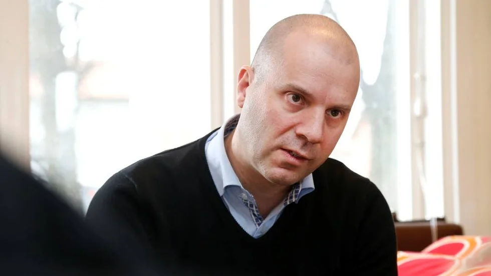 Efter att Skolinspektionen överklagat Lärarnas ansvarsnämnds beslut fick Fredrik Påhlsson en varning för att ha filmat en elev på Småskolan, där Påhlsson är rektor.
